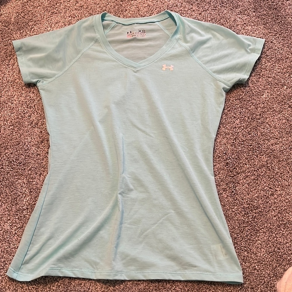 Under Armour semi-fitted work out top